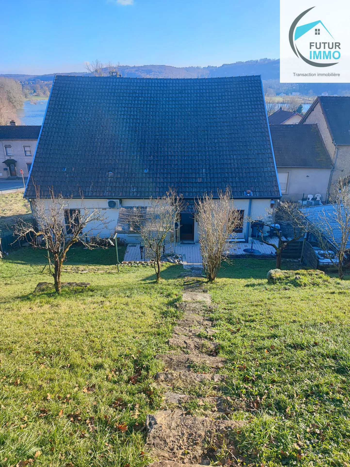 Maison ancienne rénovée avec 2 appartements à vendre à Bavans 