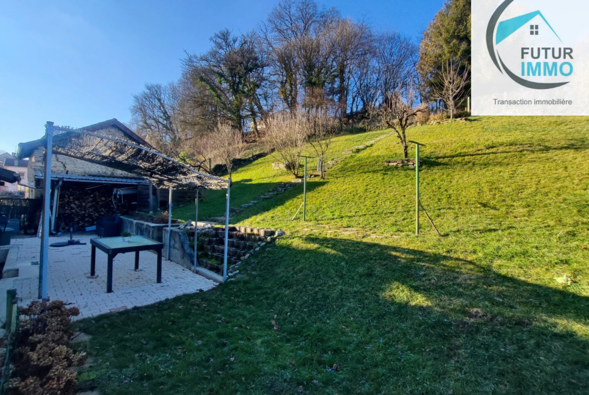 Maison ancienne rénovée avec 2 appartements à vendre à Bavans 