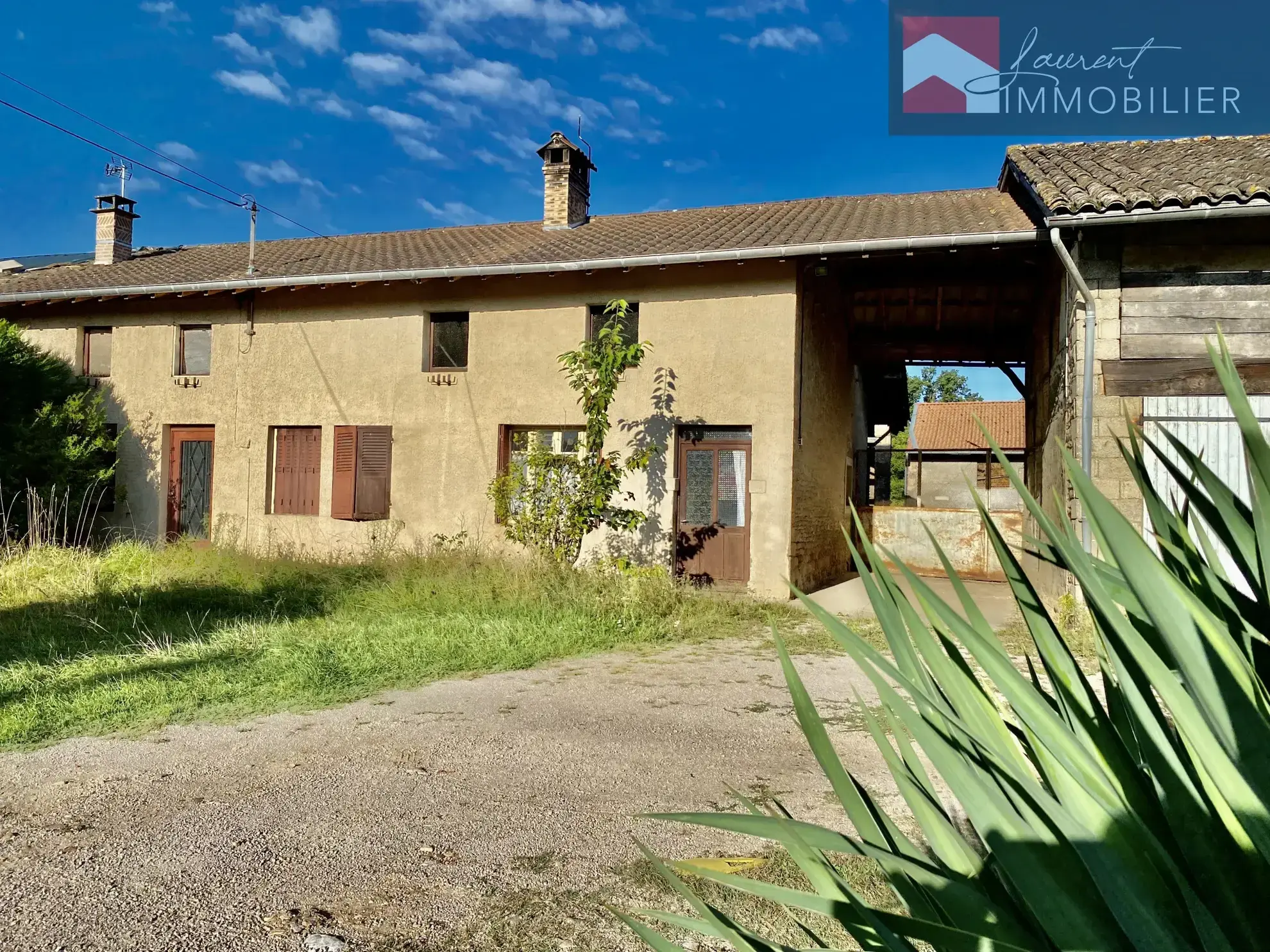 Maison à rénover avec dépendances et grand terrain à Boz 