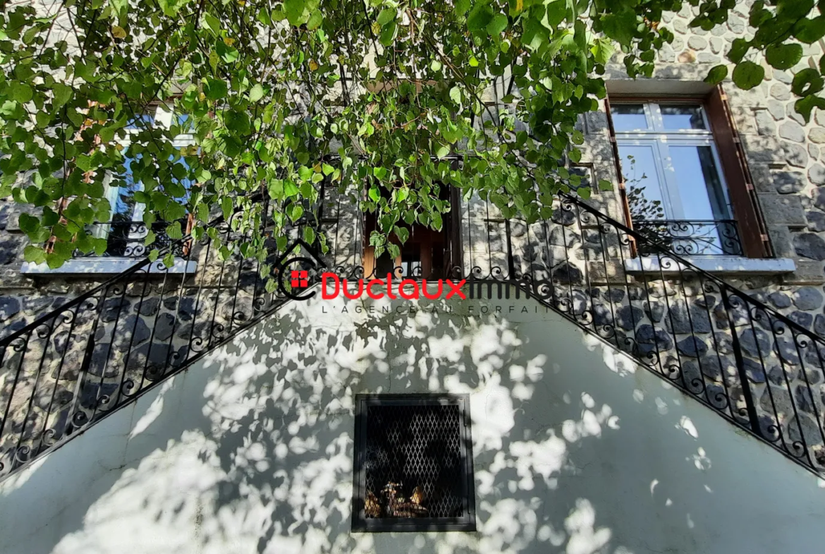 Maison en pierre à Aurillac avec jardin et terrasse 