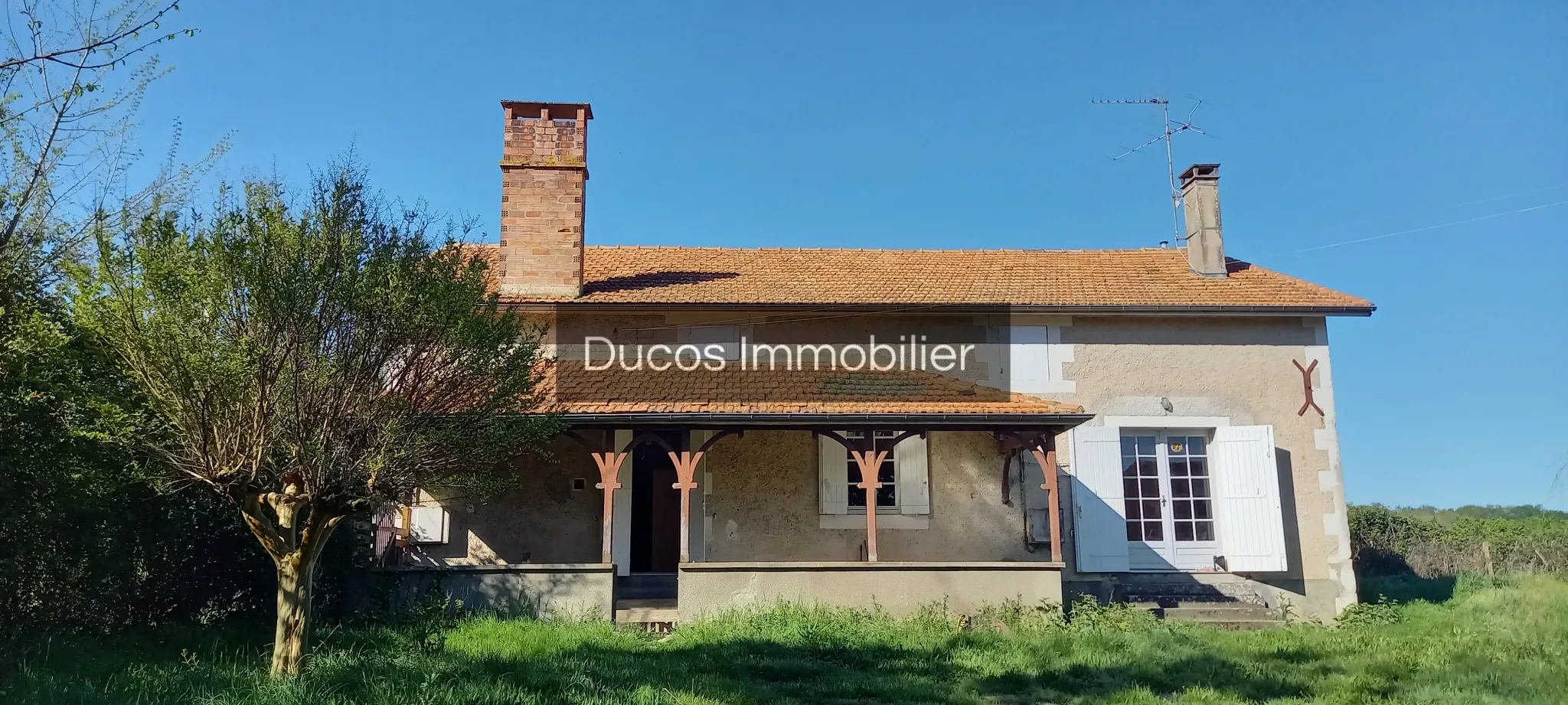 Maison en pierre habitable avec potentiel intéressant à Argenton 