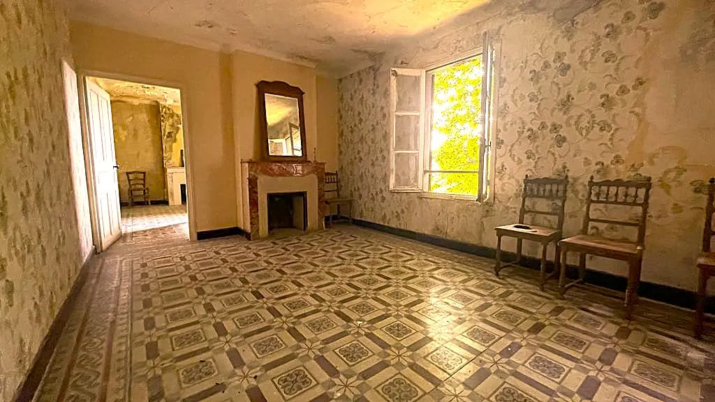 Mas à rénover à Saint Marcel de Careiret - 179 000 € 