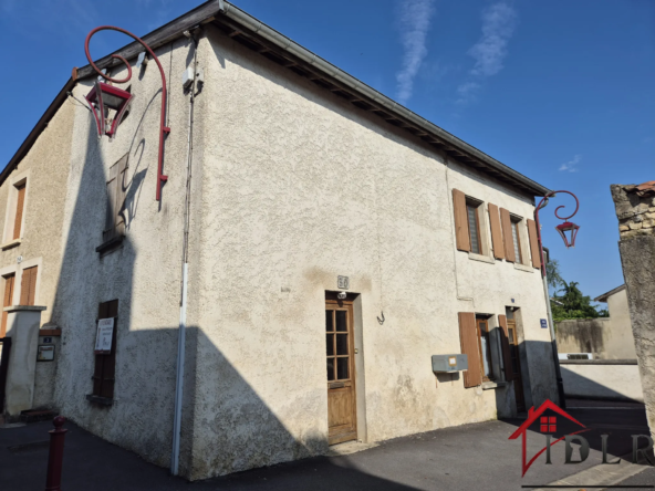 Immeuble à conforter avec 2 appartements à Montreuil sur Blaise