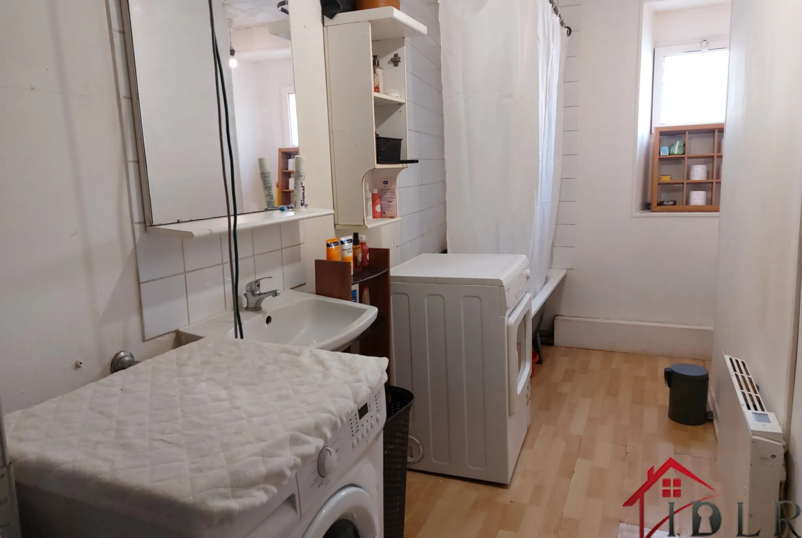 Immeuble à conforter avec 2 appartements à Montreuil sur Blaise 