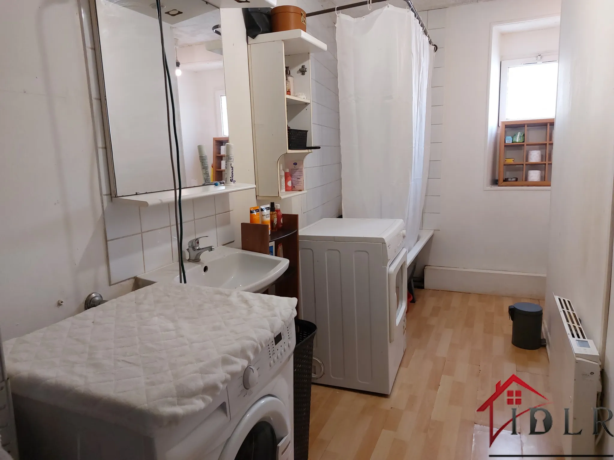 Immeuble à conforter avec 2 appartements à Montreuil sur Blaise 