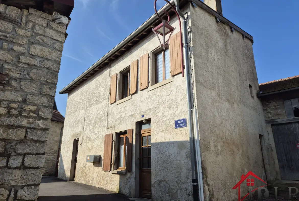 Immeuble à conforter avec 2 appartements à Montreuil sur Blaise 