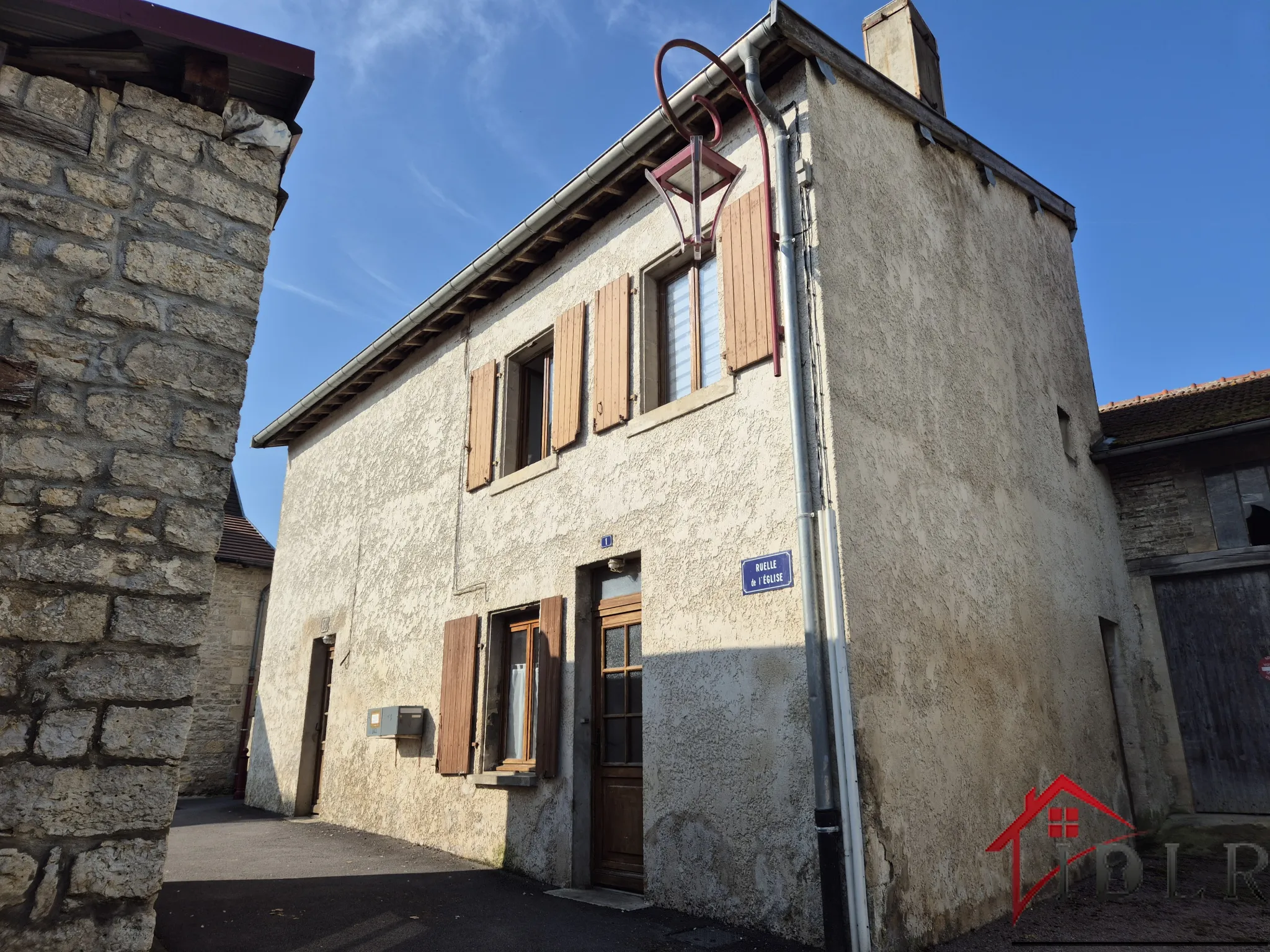 Immeuble à conforter avec 2 appartements à Montreuil sur Blaise 