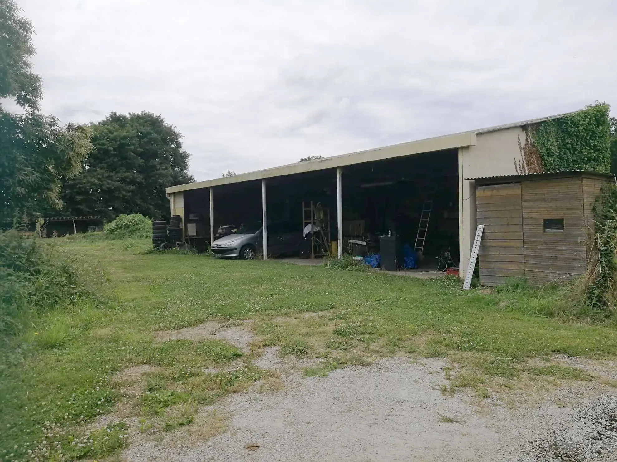 Maison spacieuse à vendre à Hauterive avec 4 chambres et vaste terrain 