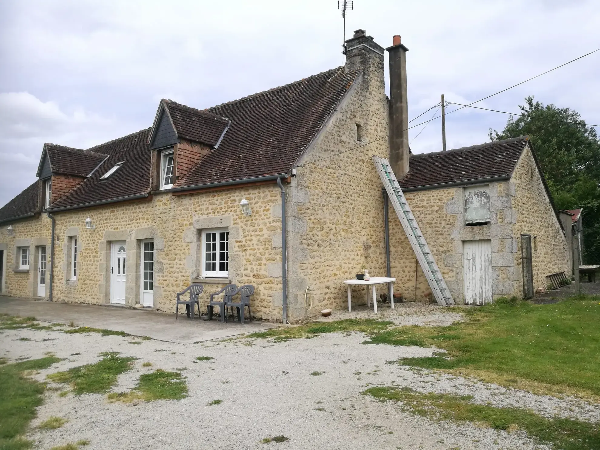 Maison spacieuse à vendre à Hauterive avec 4 chambres et vaste terrain 