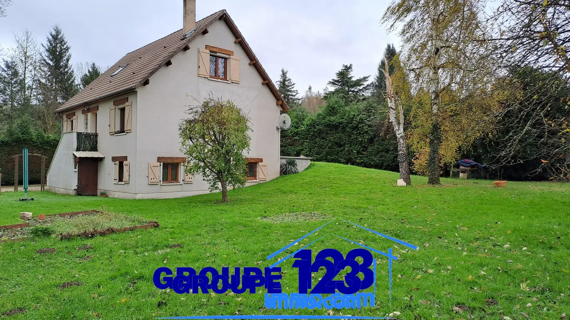 Maison familiale à Fleury-la-Vallée avec jardin arboré 