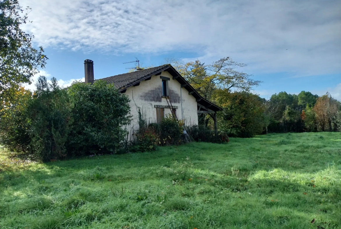 Ensemble immobilier paisible sur 13 hectares à St Laurent des Hommes 