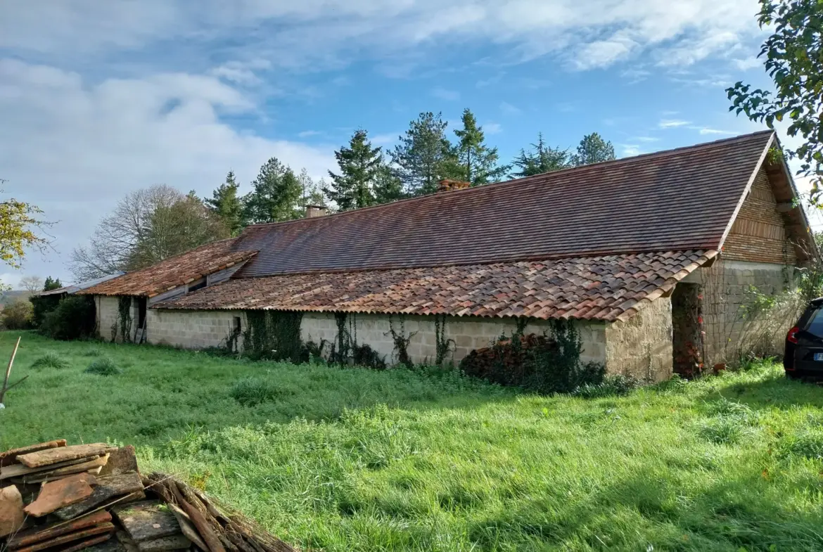 Ensemble immobilier paisible sur 13 hectares à St Laurent des Hommes 