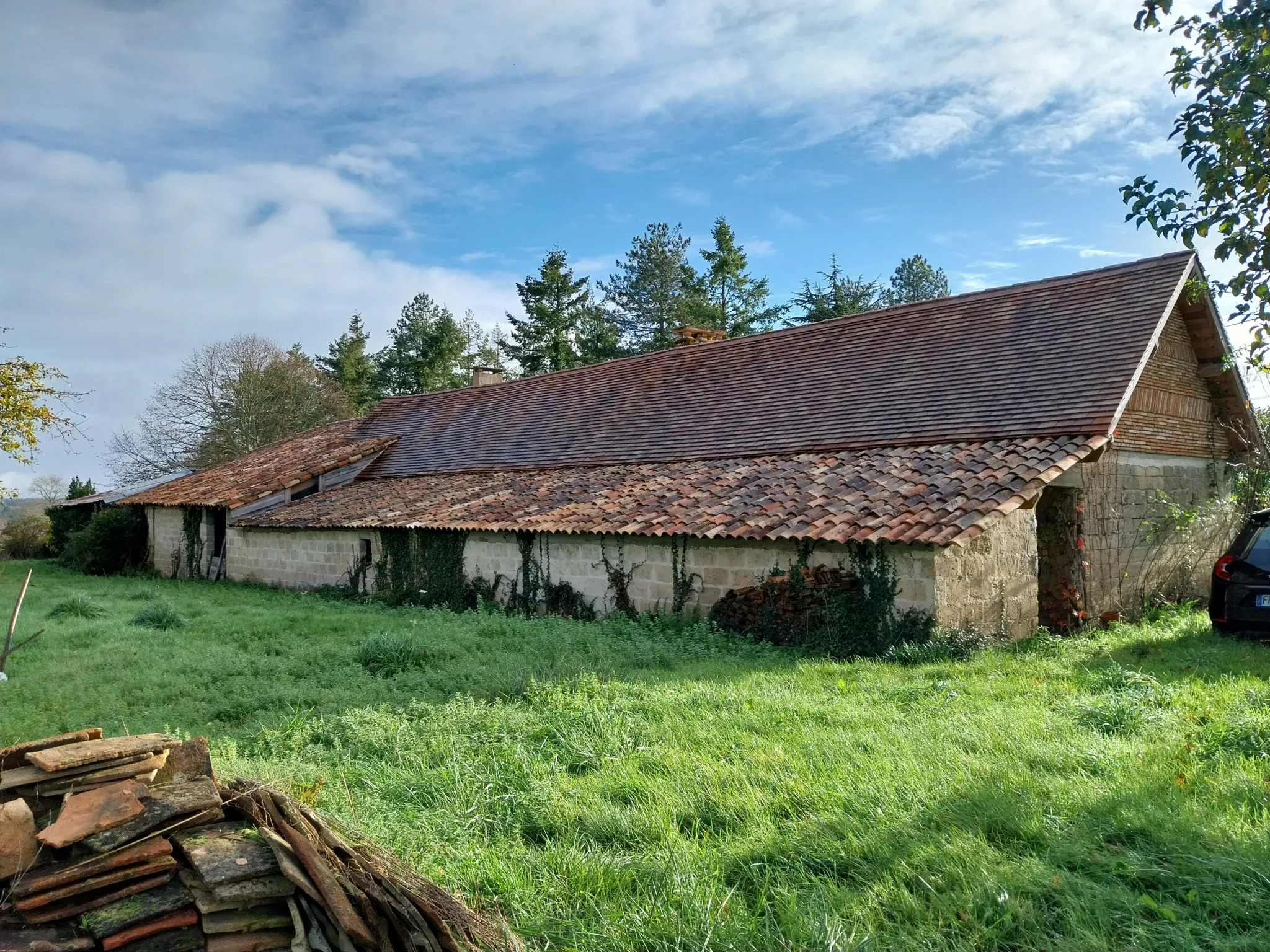 Ensemble immobilier paisible sur 13 hectares à St Laurent des Hommes 