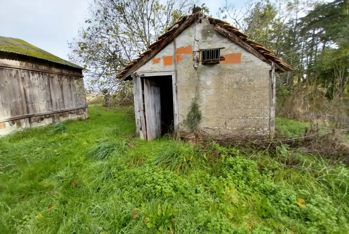 Ensemble immobilier paisible sur 13 hectares à St Laurent des Hommes 