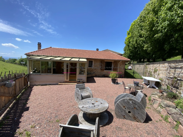 Maison en pierre de 92 m² à Thizy-les-Bourgs avec 3100 m² de terrain