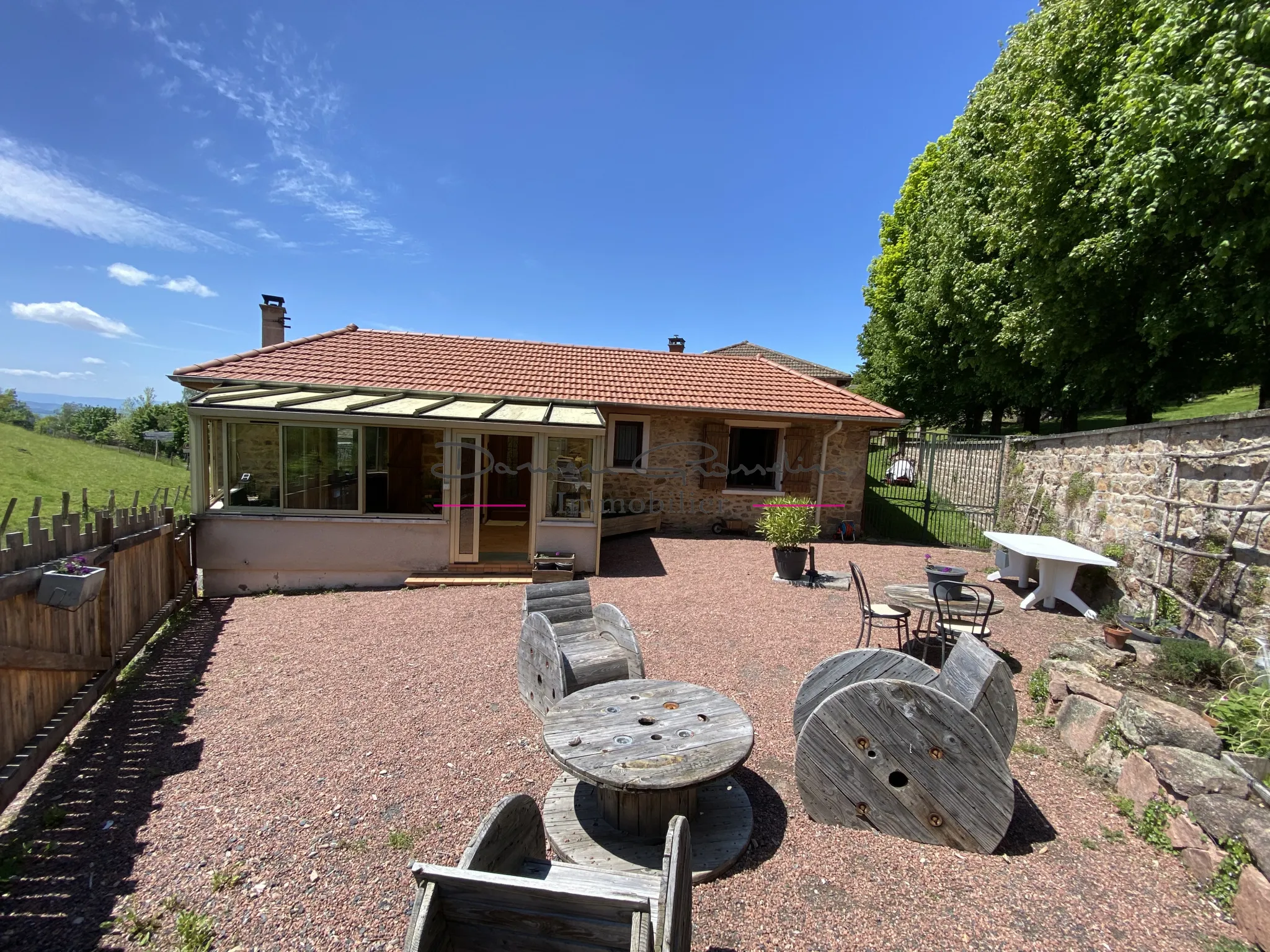 Maison en pierre de 92 m² à Thizy-les-Bourgs avec 3100 m² de terrain 