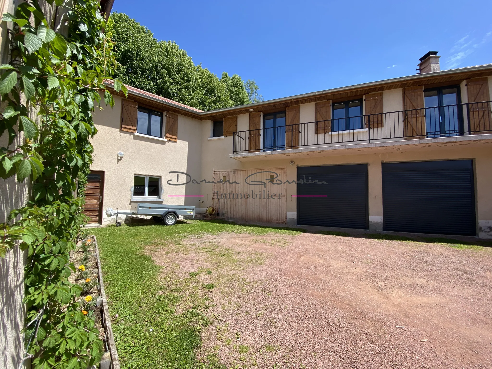 Maison en pierre de 92 m² à Thizy-les-Bourgs avec 3100 m² de terrain 