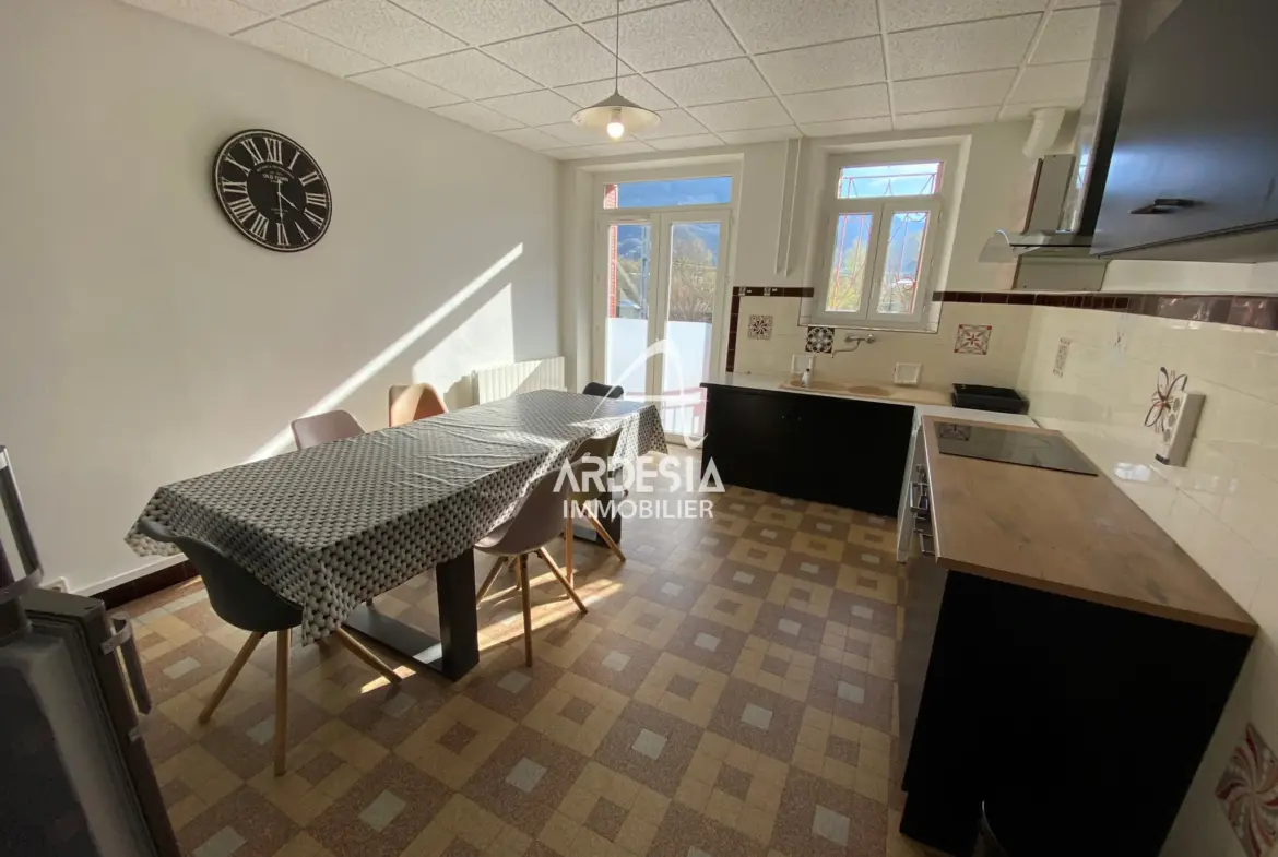 Spacieux appartement de type 5 à St Avre à vendre 