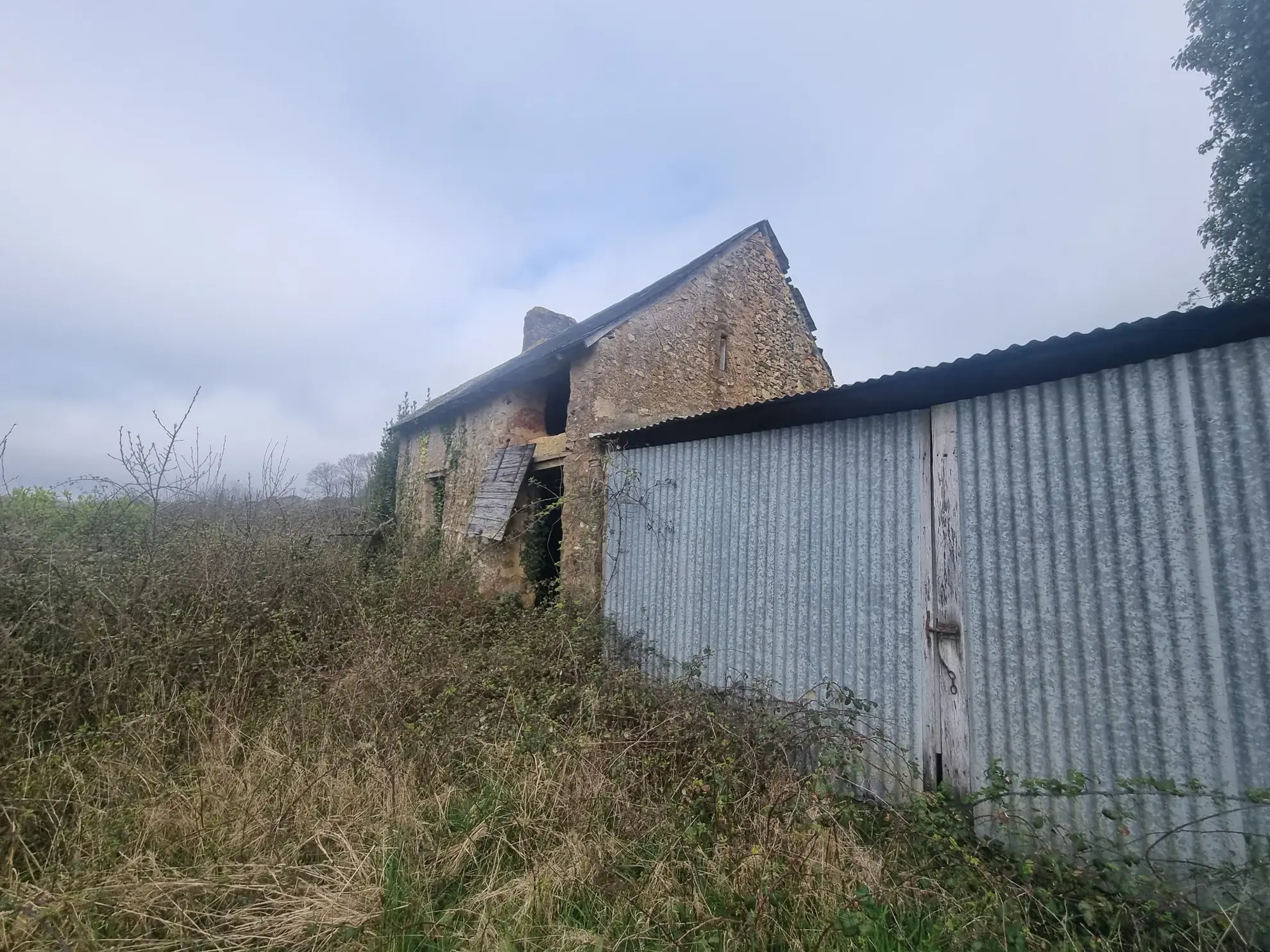 Maison en pierre à restaurer près de St Ouen de Mimbre 