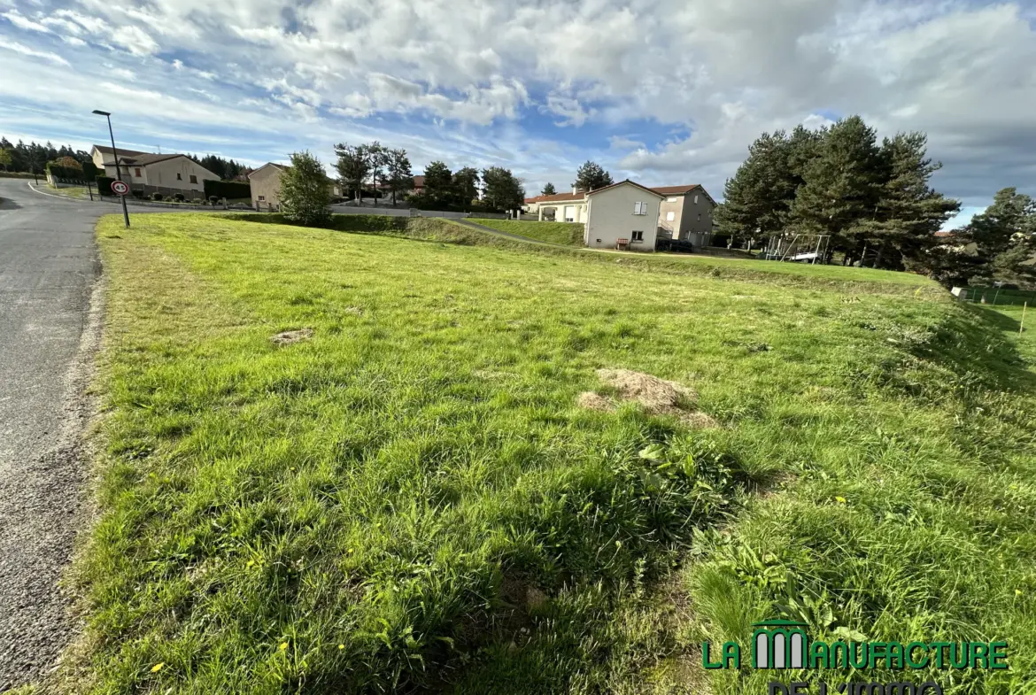 Terrain constructible de 1574 m² à Montfaucon-en-Velay 