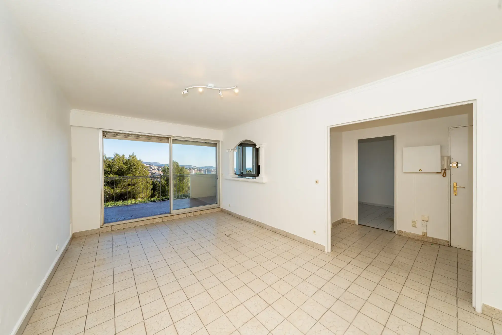 Appartement avec vue mer à vendre à St Laurent du Var 