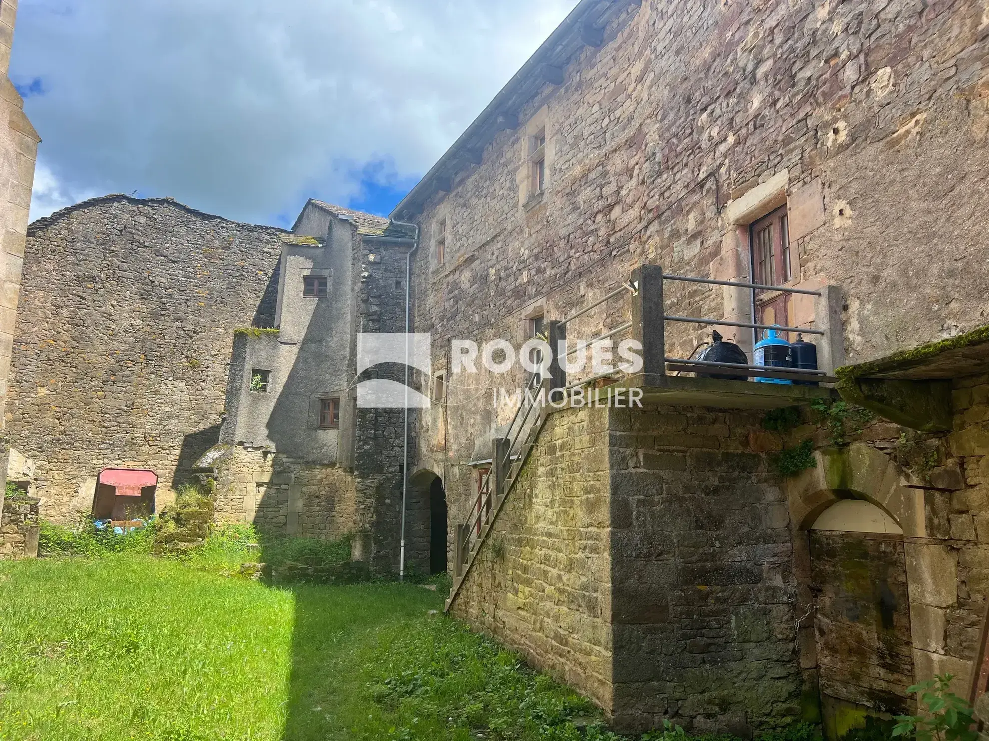 Château historique à vendre à Martrin - Commanderie hospitalière du XVème siècle 