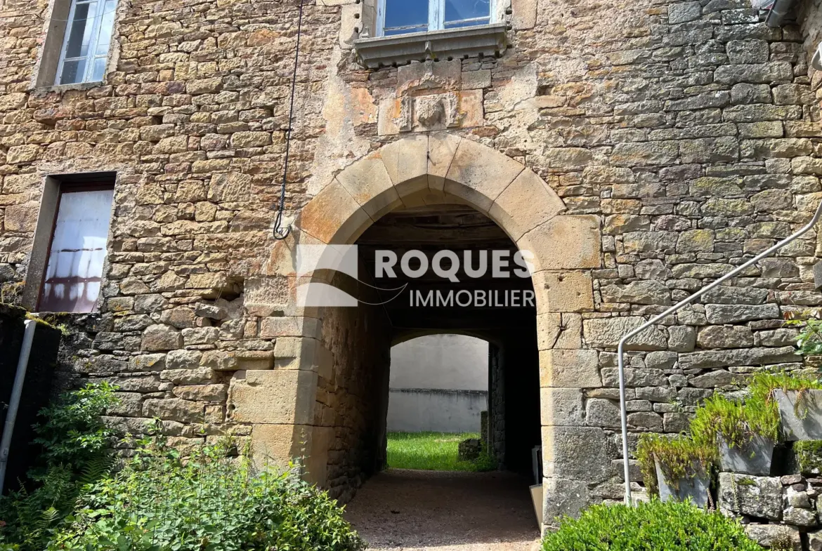 Château historique à vendre à Martrin - Commanderie hospitalière du XVème siècle 