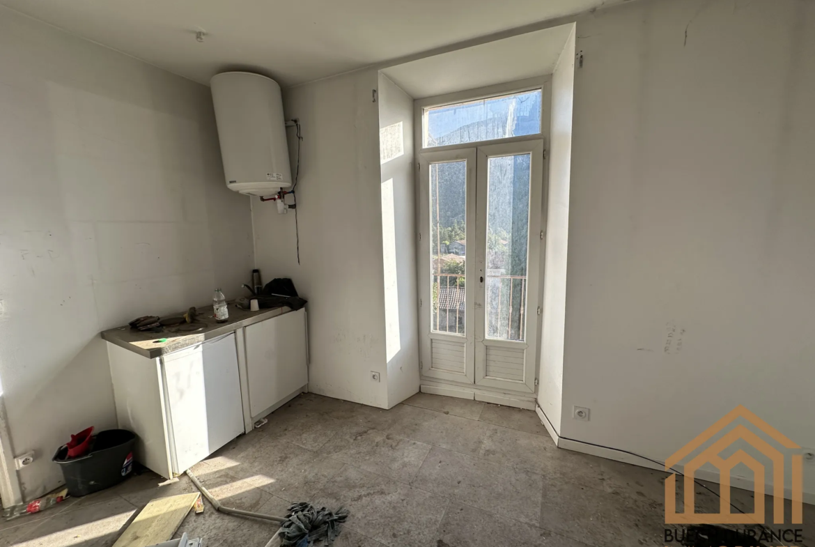 À vendre : Immeuble à rénover à Laragne-Montéglin (05) - 66 000 € 