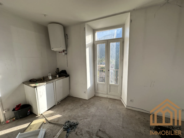 À vendre : Immeuble à rénover à Laragne-Montéglin (05) - 66 000 €