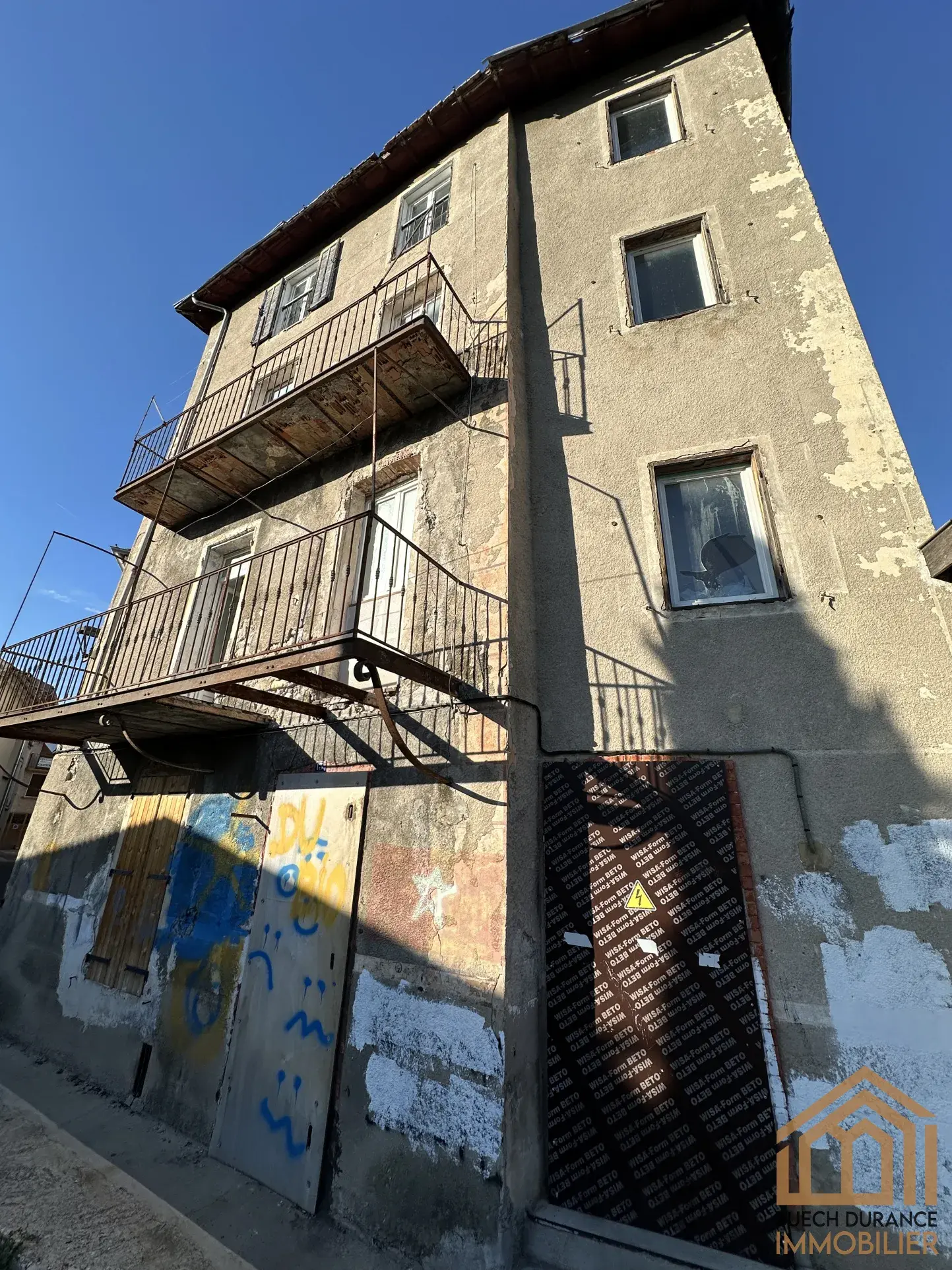 À vendre : Immeuble à rénover à Laragne-Montéglin (05) - 66 000 € 