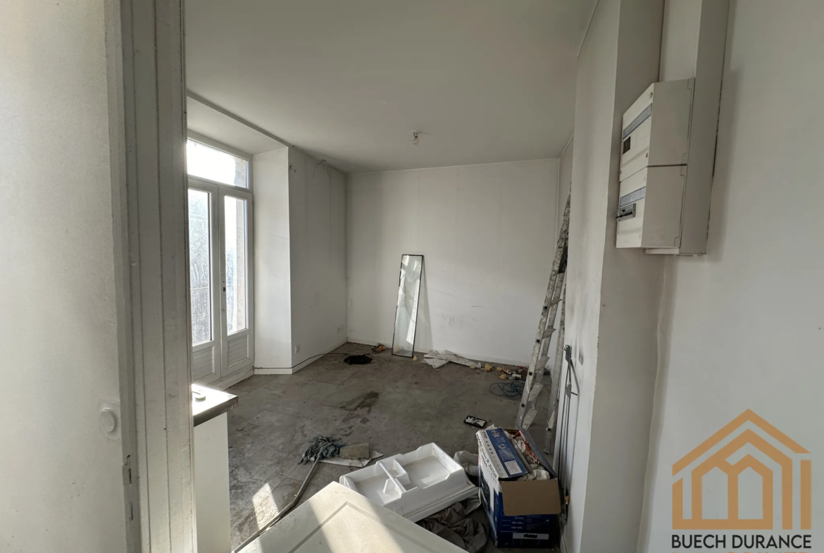 À vendre : Immeuble à rénover à Laragne-Montéglin (05) - 66 000 € 