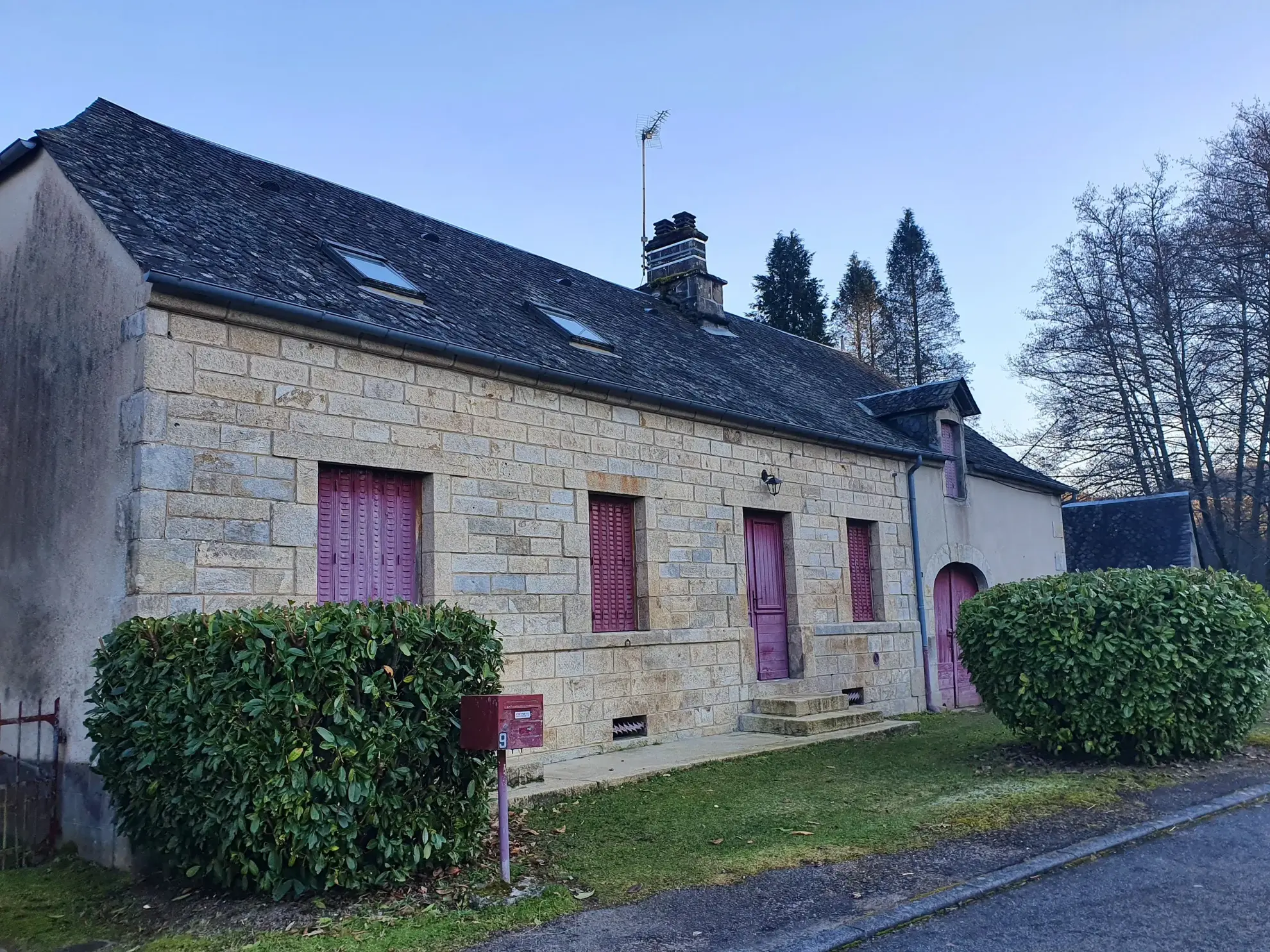 Maison de caractère en pierres avec terrain et ruisseau à Espagnac 