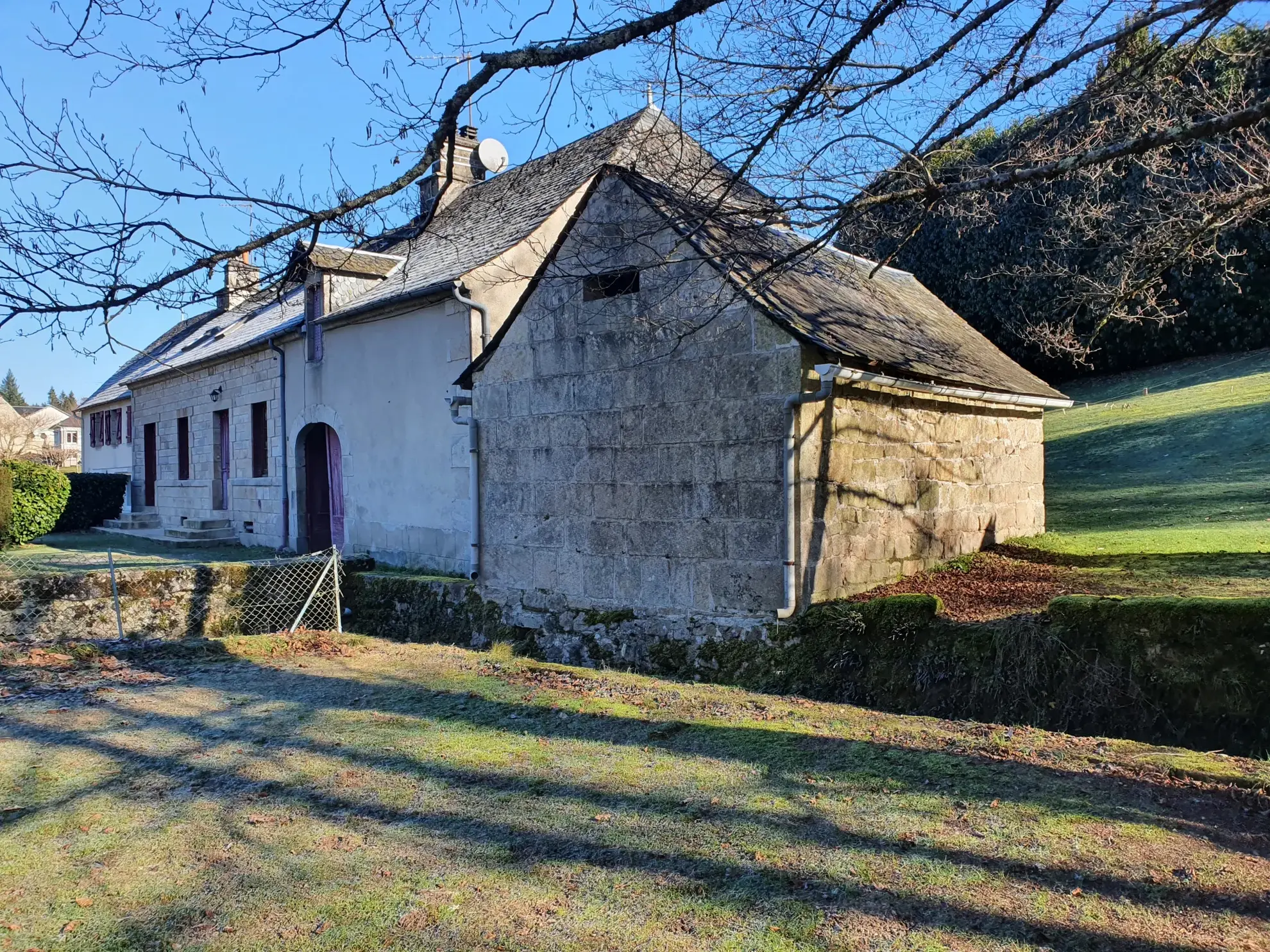 Maison de caractère en pierres avec terrain et ruisseau à Espagnac 