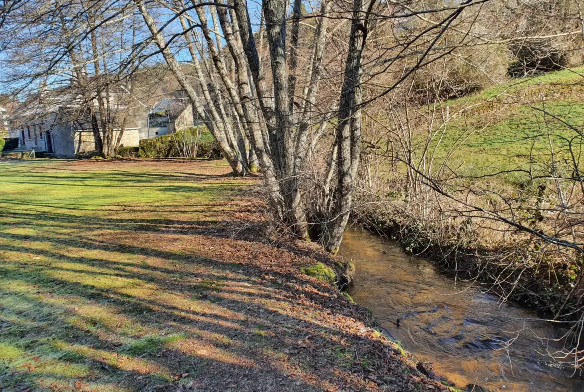 Maison de caractère en pierres avec terrain et ruisseau à Espagnac 