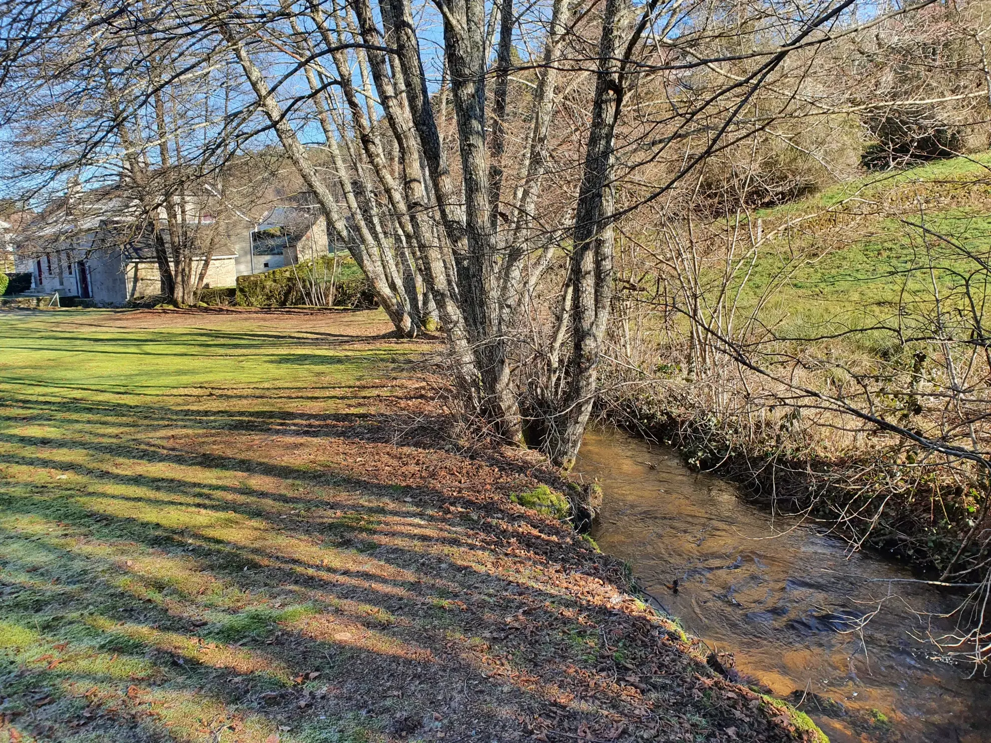 Maison de caractère en pierres avec terrain et ruisseau à Espagnac 