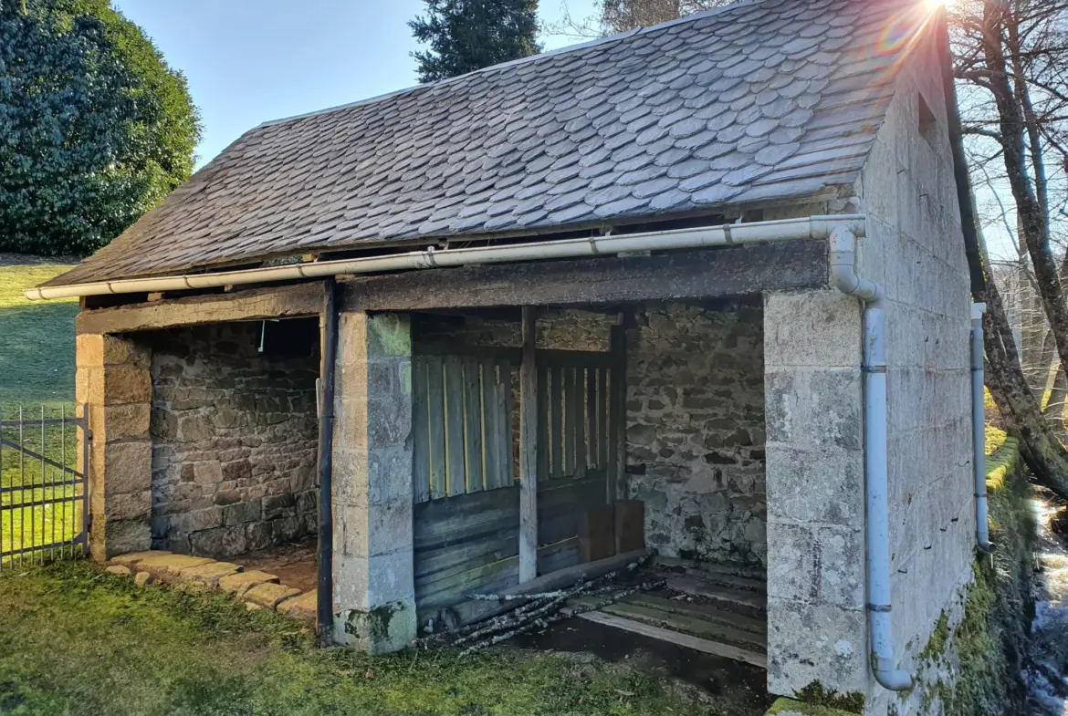 Maison de caractère en pierres avec terrain et ruisseau à Espagnac 