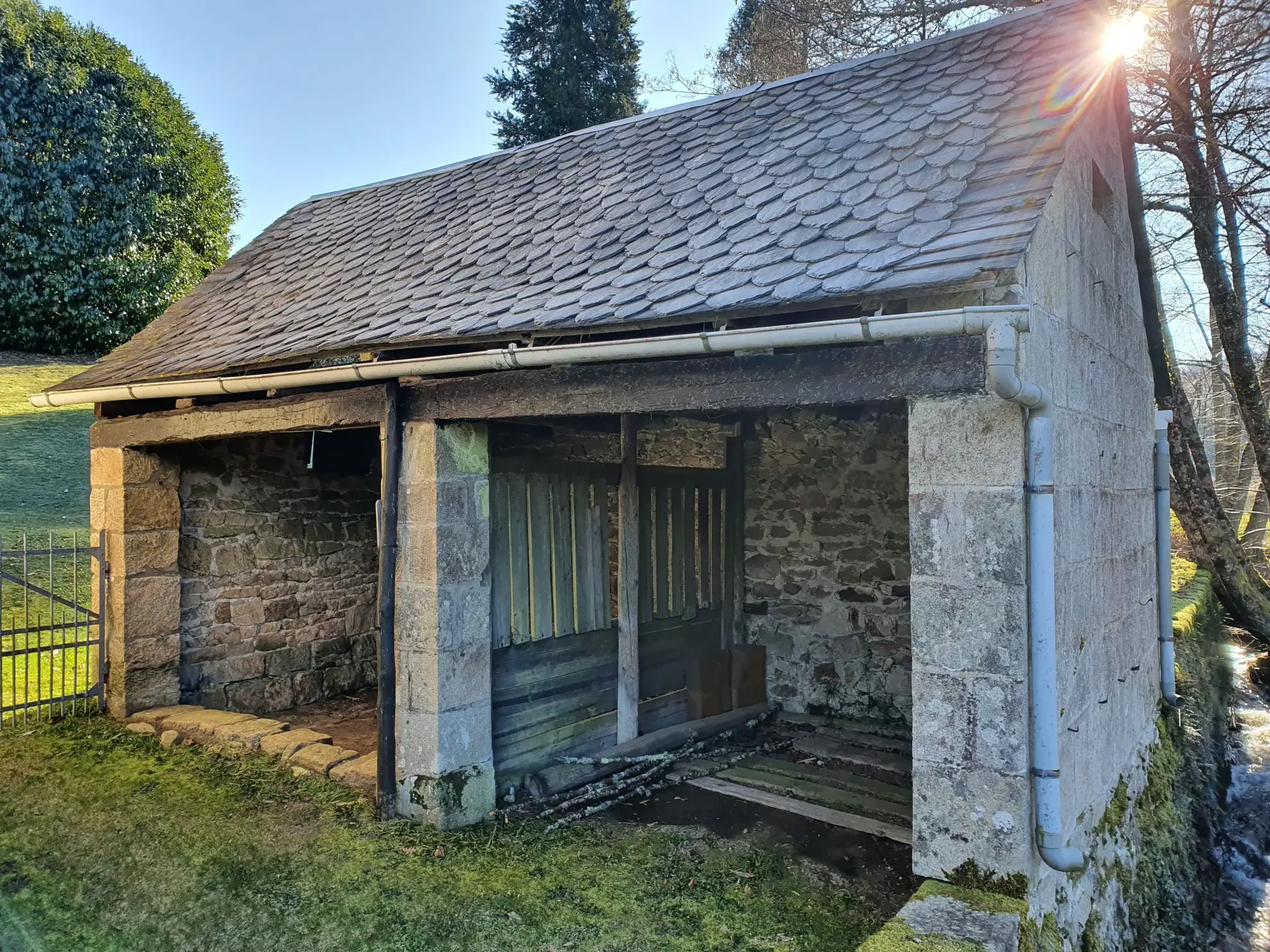 Maison de caractère en pierres avec terrain et ruisseau à Espagnac 