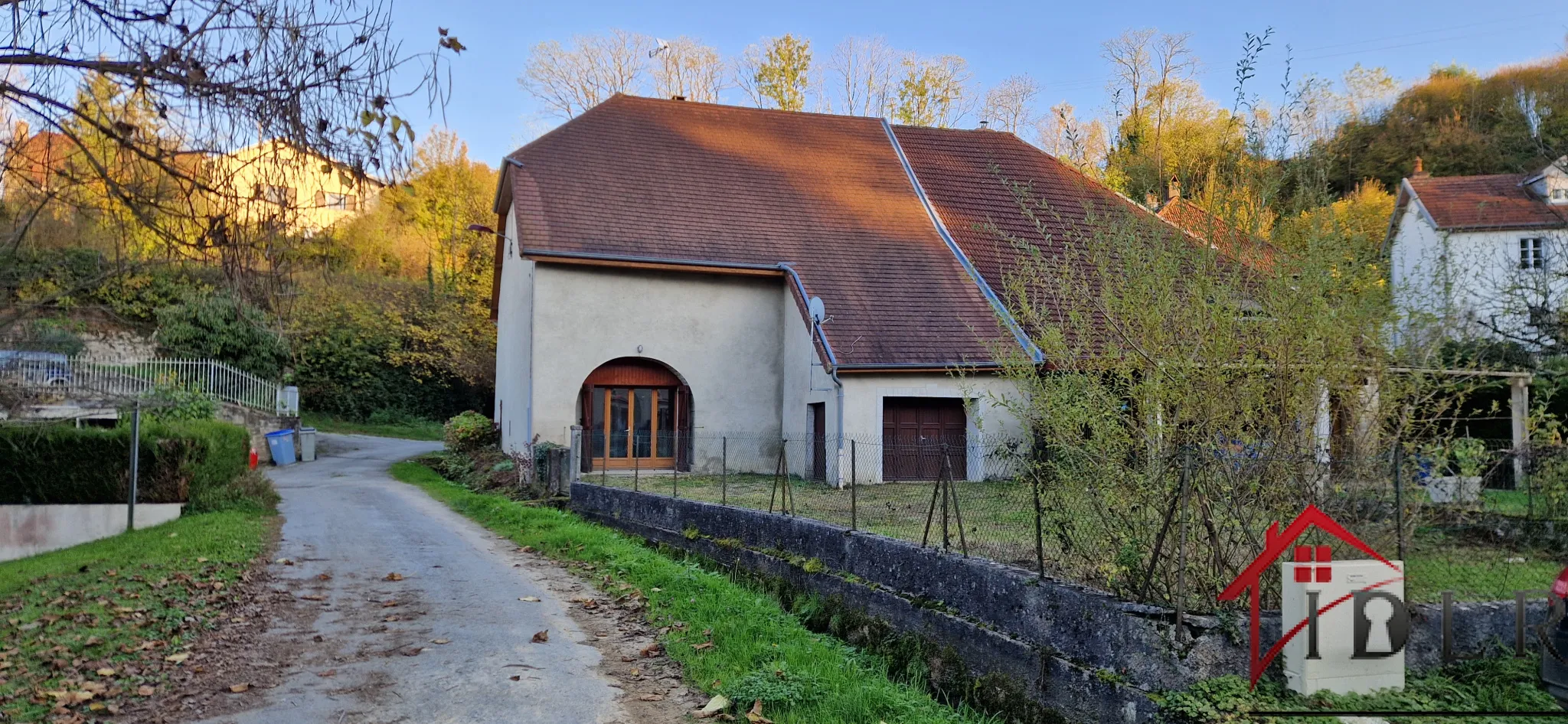 Maison en pierres avec dépendance aménageable à St Vit 