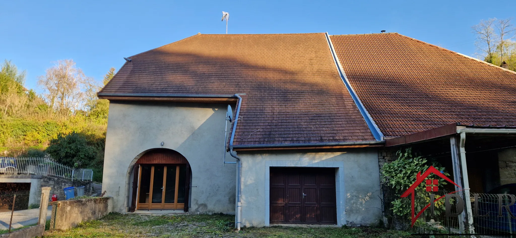 Maison en pierres avec dépendance aménageable à St Vit 