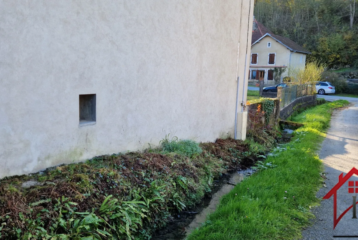 Maison en pierres avec dépendance aménageable à St Vit 