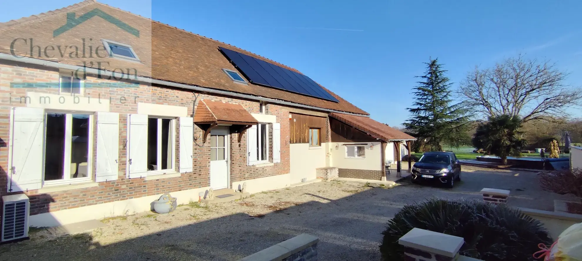 Longère T6 à Chessy les Prés avec 4 chambres et piscine 