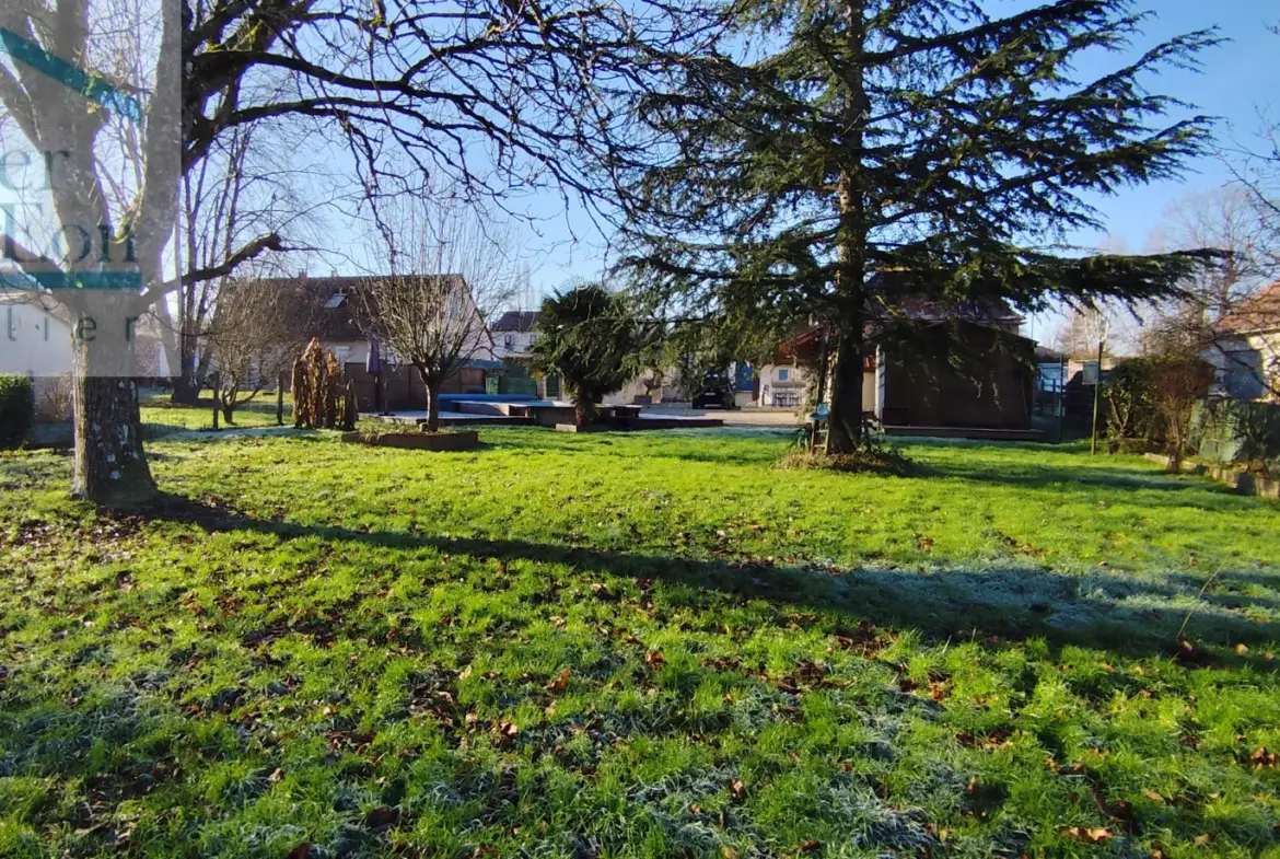 Longère T6 à Chessy les Prés avec 4 chambres et piscine 