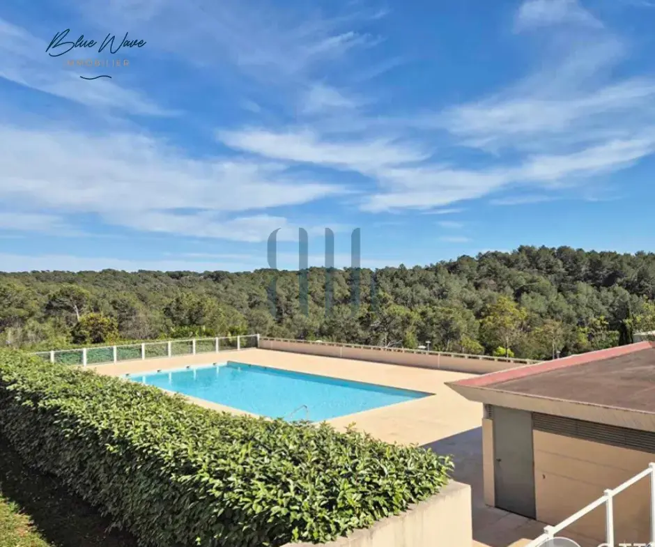 Appartement T2 avec Grande Terrasse et Piscine à La Bouverie 