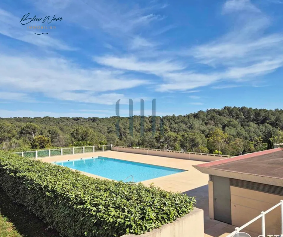 Appartement T2 avec Grande Terrasse et Piscine à La Bouverie 