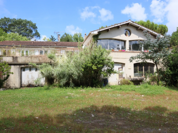 Maison spacieuse à BOUTIERS SAINT-TROJAN avec piscine