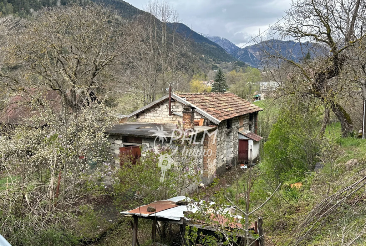 Maison en pierre à rénover avec potentiel d'agrandissement à Saint-Étienne-de-Tinée 