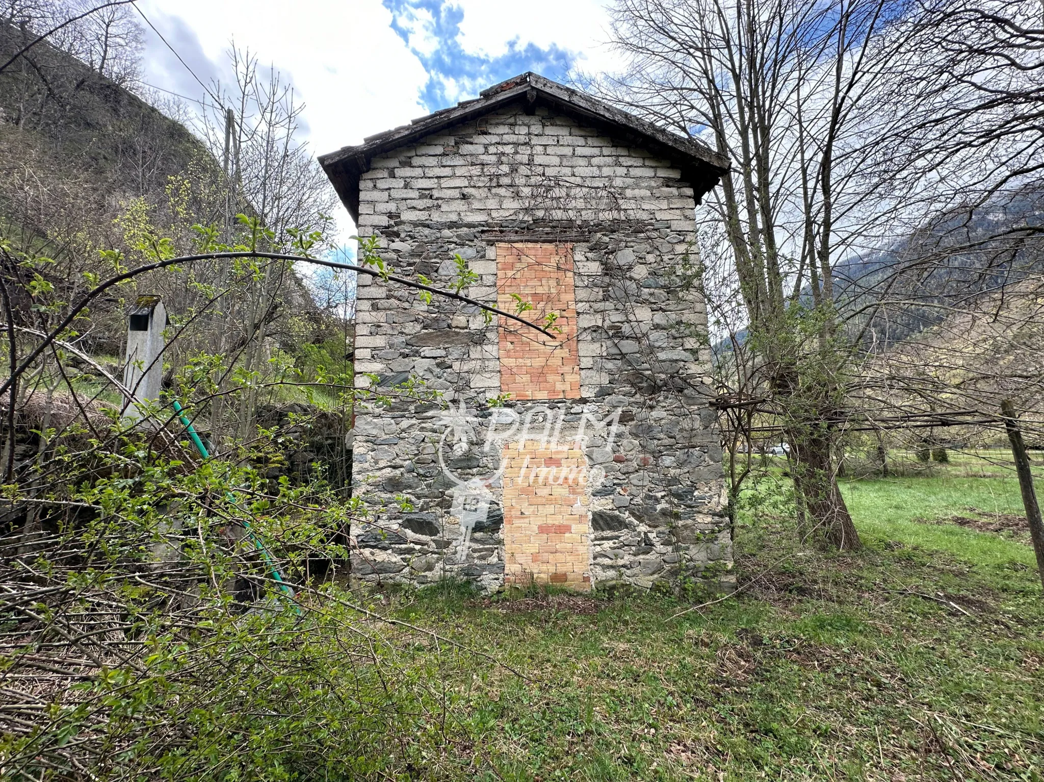 Maison en pierre à rénover avec potentiel d'agrandissement à Saint-Étienne-de-Tinée 