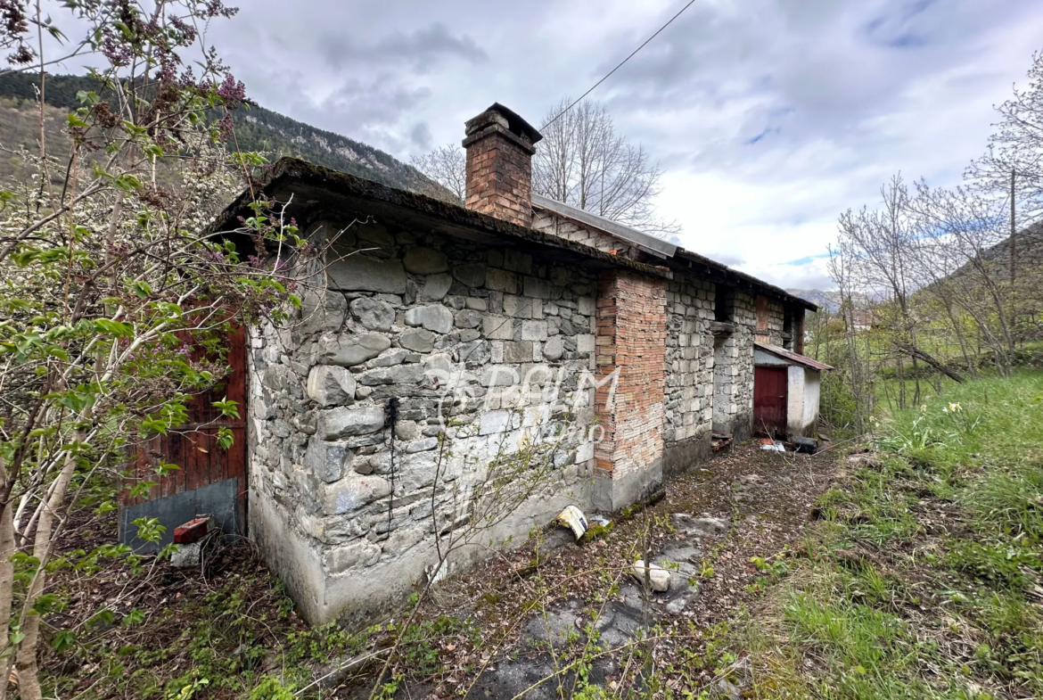 Maison en pierre à rénover avec potentiel d'agrandissement à Saint-Étienne-de-Tinée 