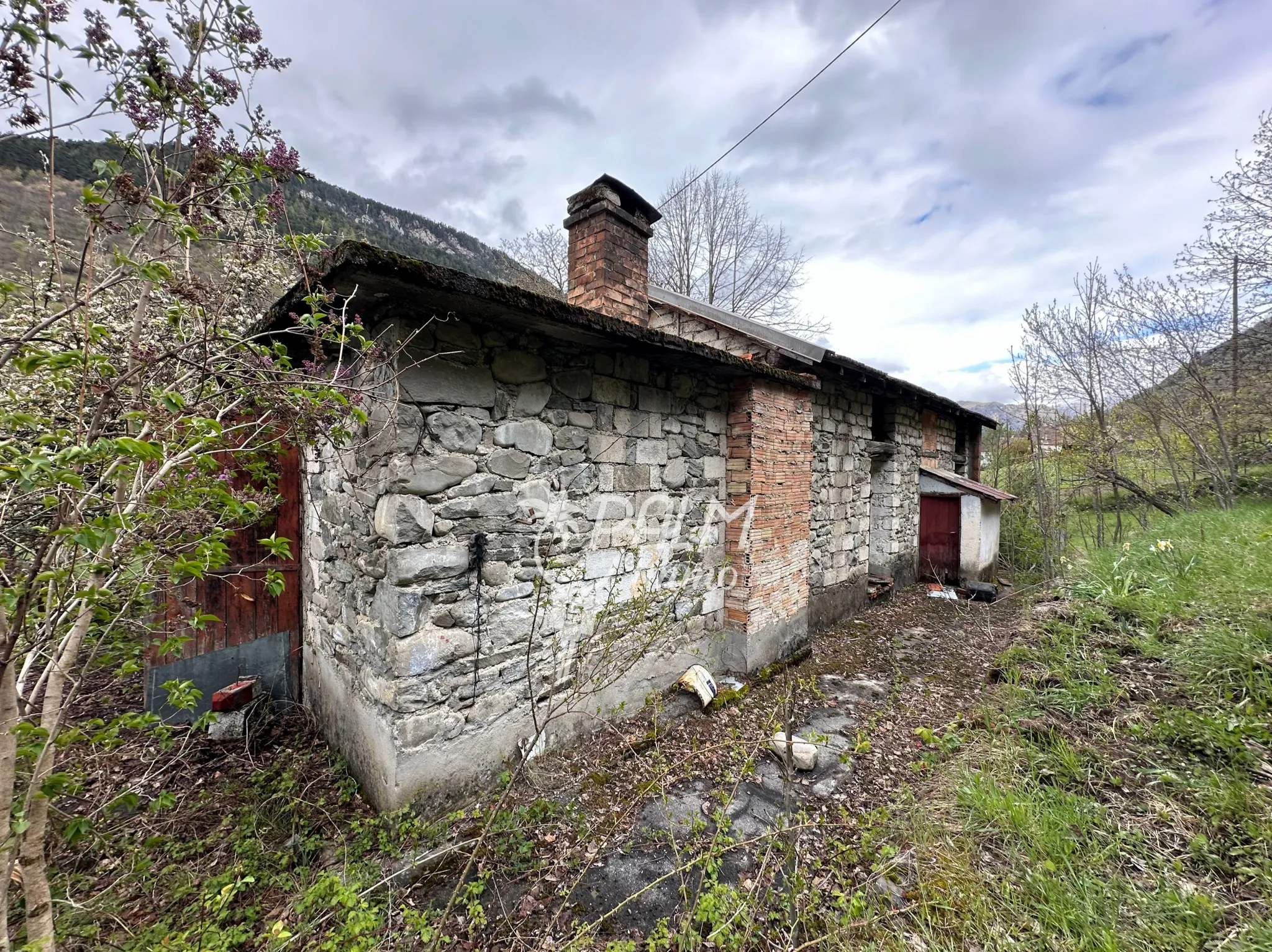 Maison en pierre à rénover avec potentiel d'agrandissement à Saint-Étienne-de-Tinée 