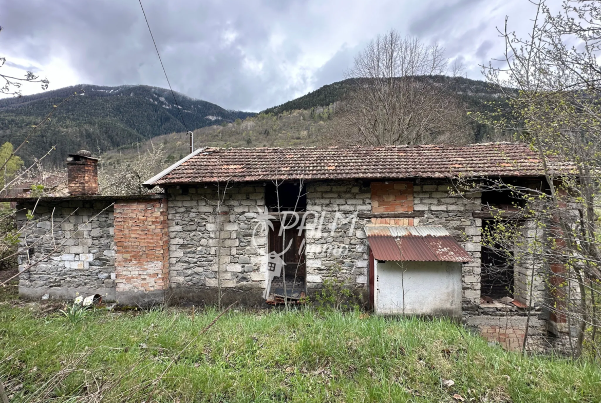 Maison en pierre à rénover avec potentiel d'agrandissement à Saint-Étienne-de-Tinée 